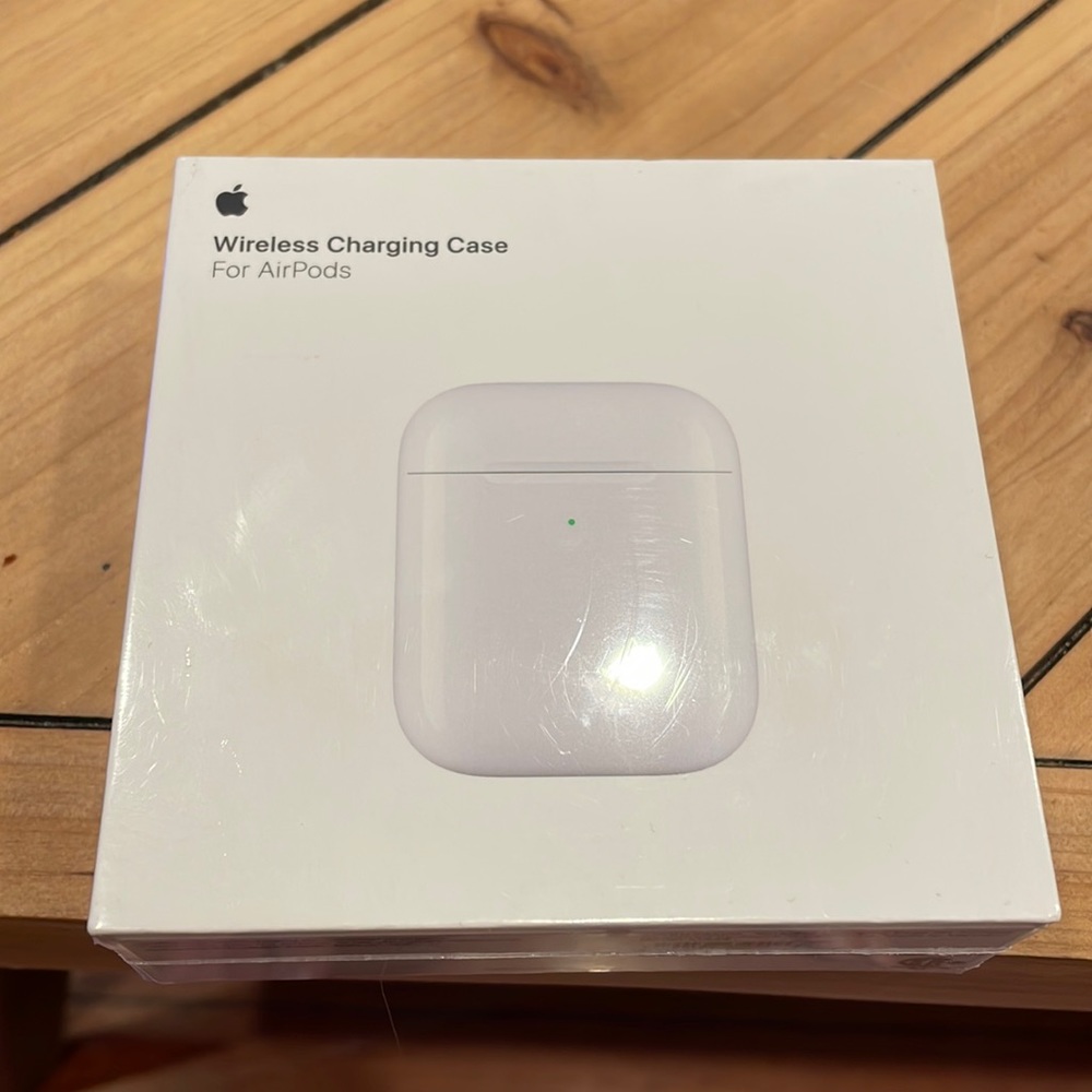 Apple - AirPods Wireless Charging Case - White